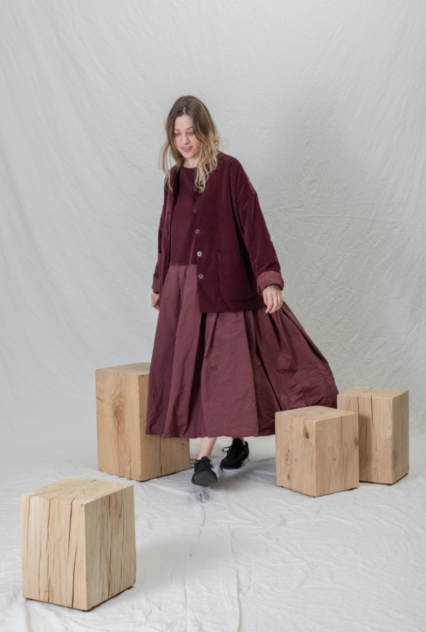 Album Di Famiglia V/TC Boatneck Pleat Dress Wine PRE-ORDER