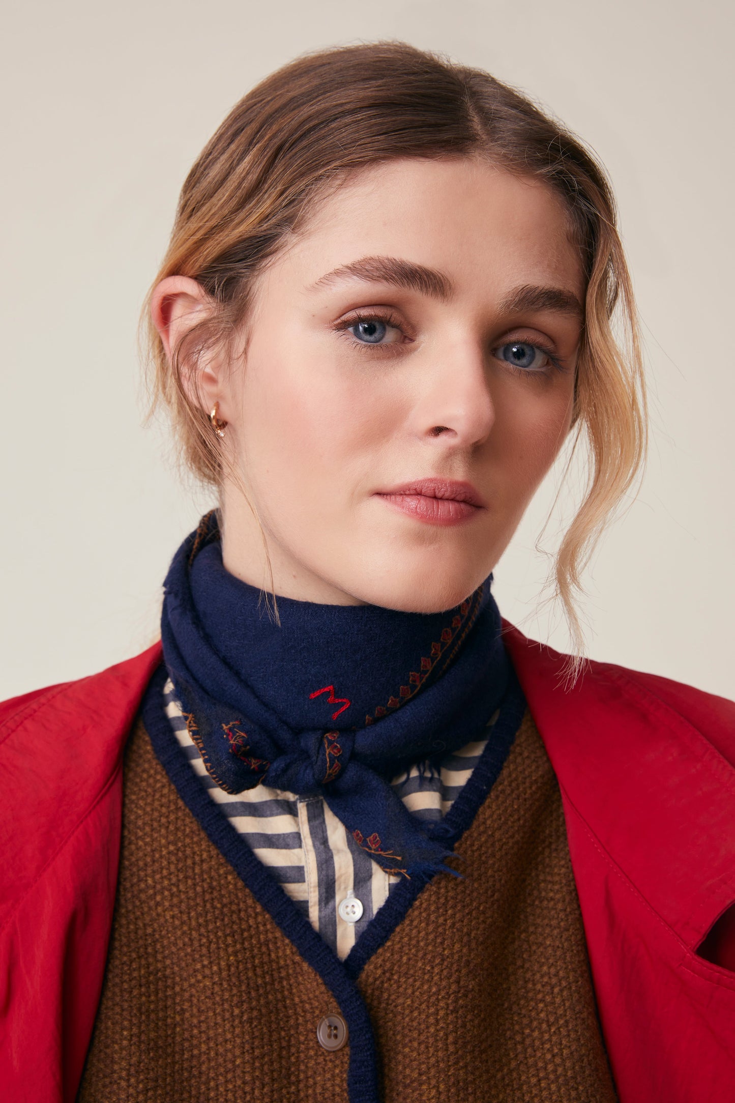 Mois Mont Idol Scarf Embroidered Comedia