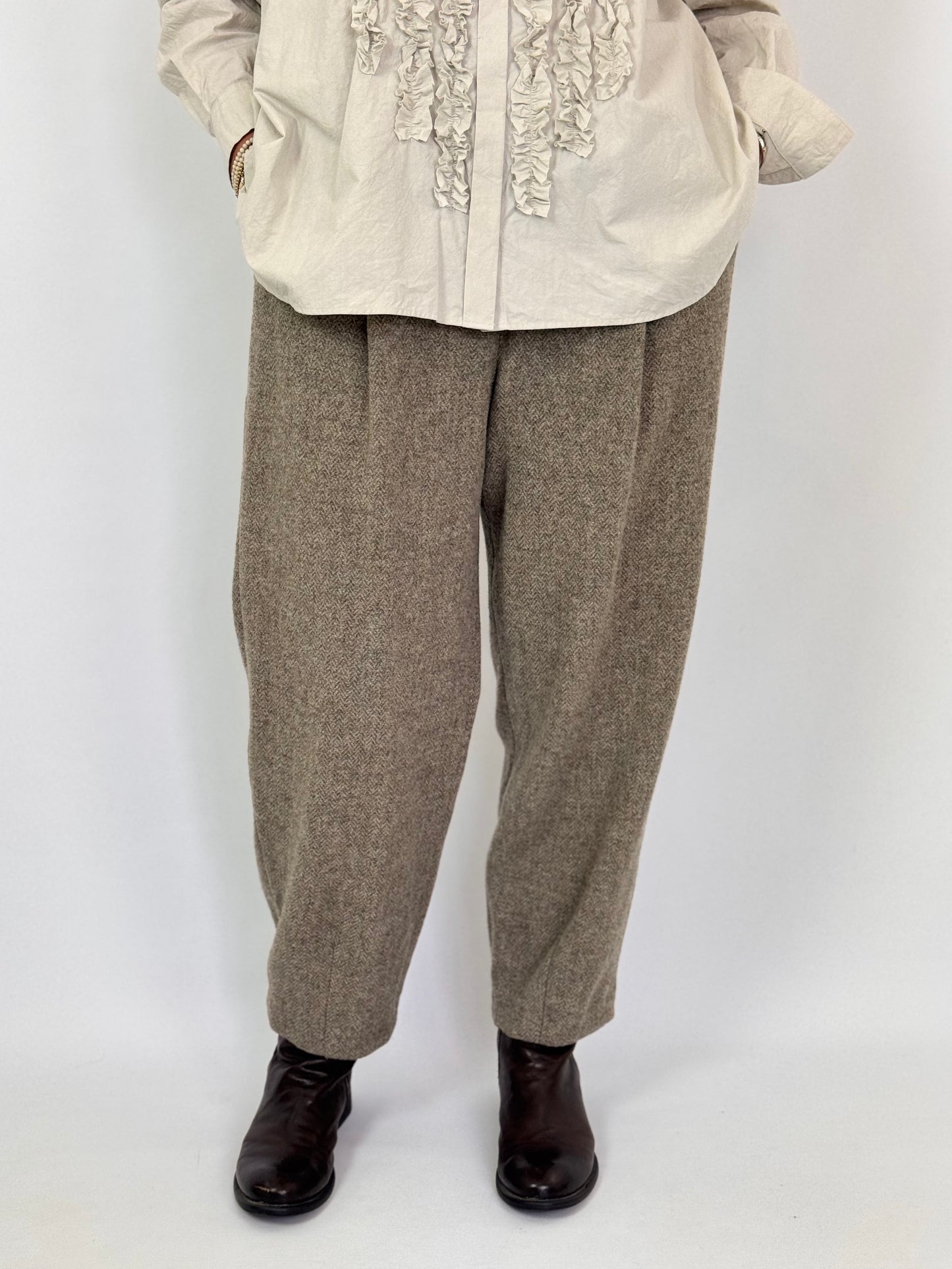Kagure 128 Tapered Trousers Beige