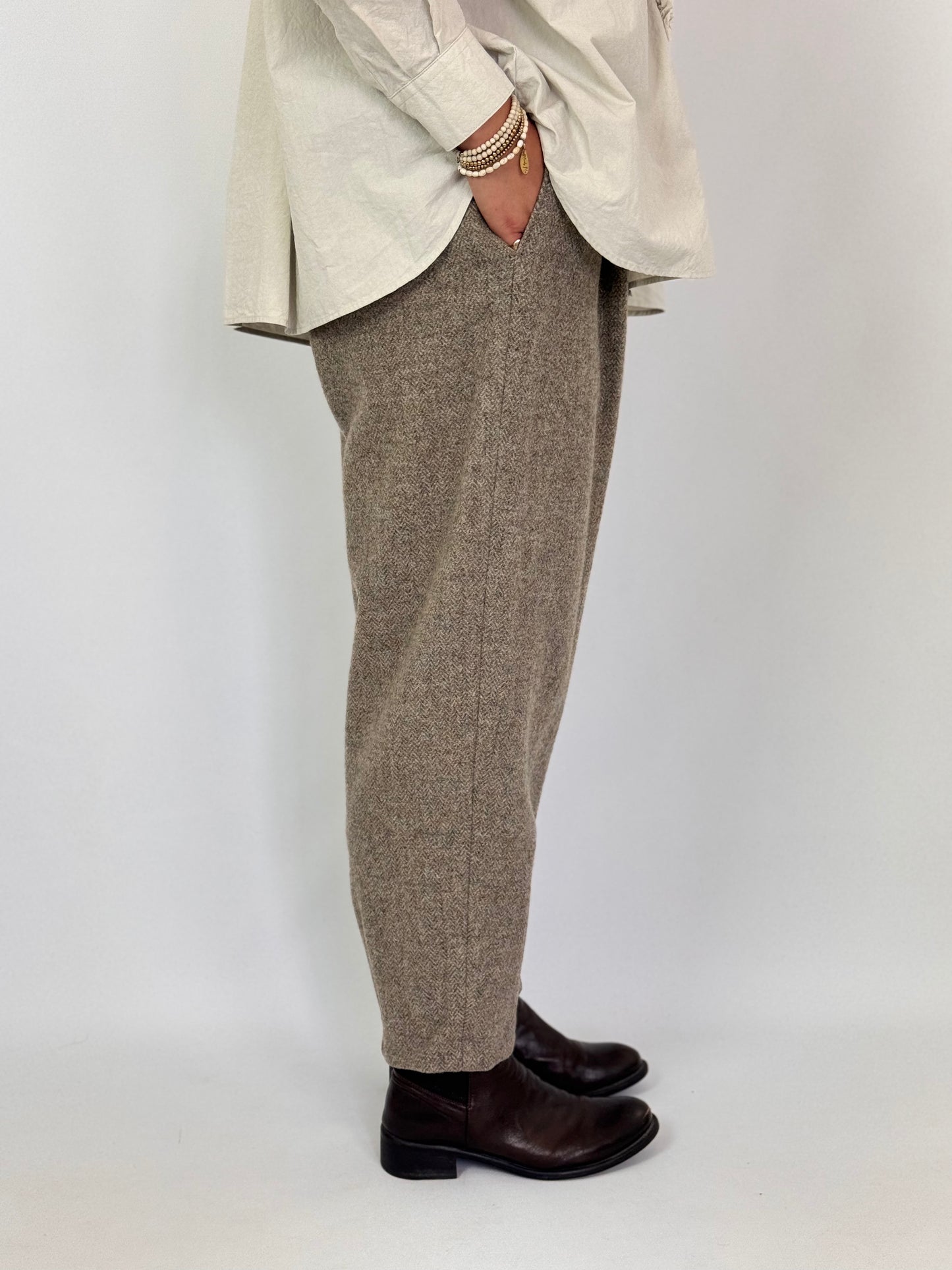 Kagure 128 Tapered Trousers Beige