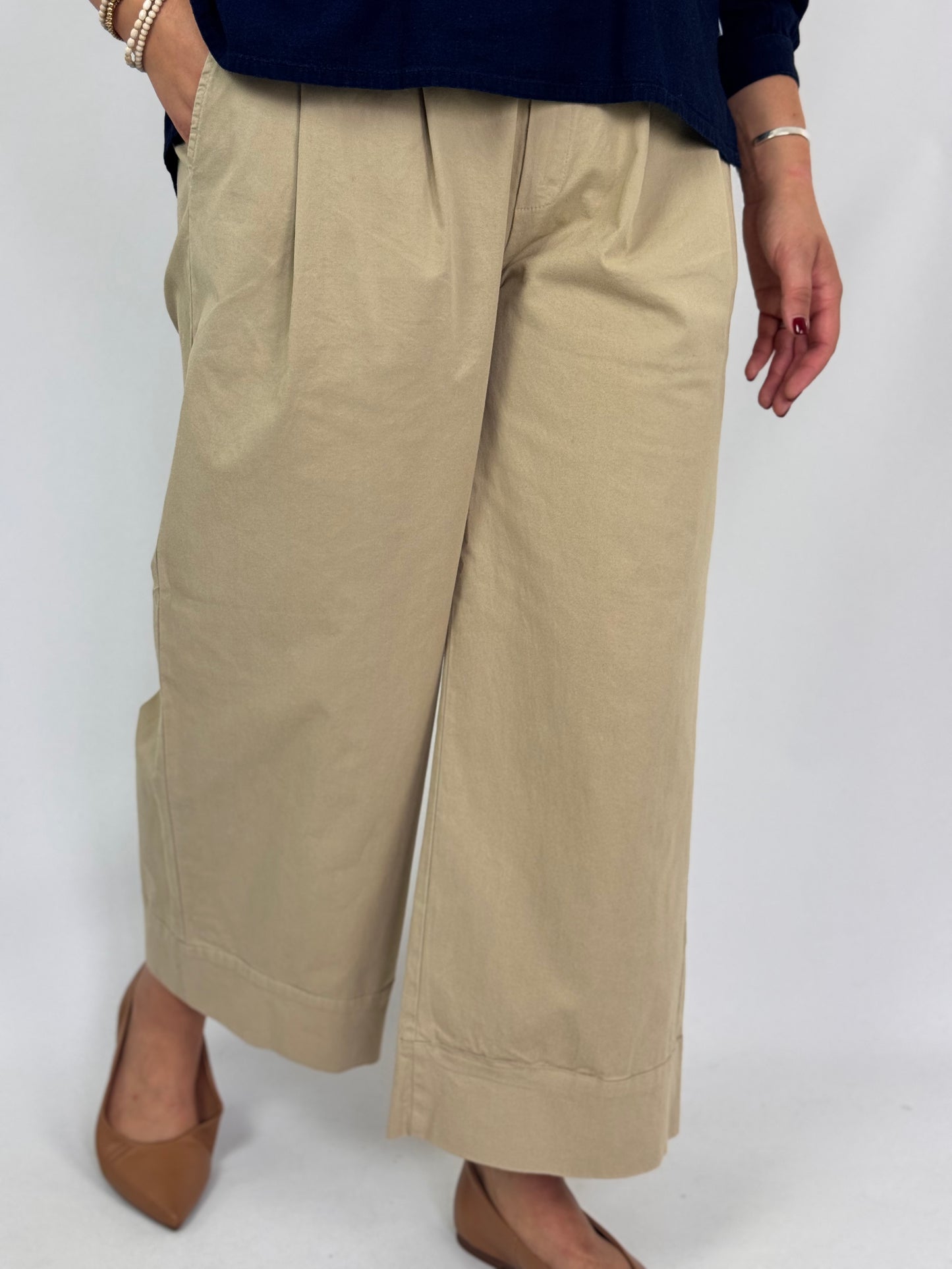 Beatriz Furest Outside Trousers Trench