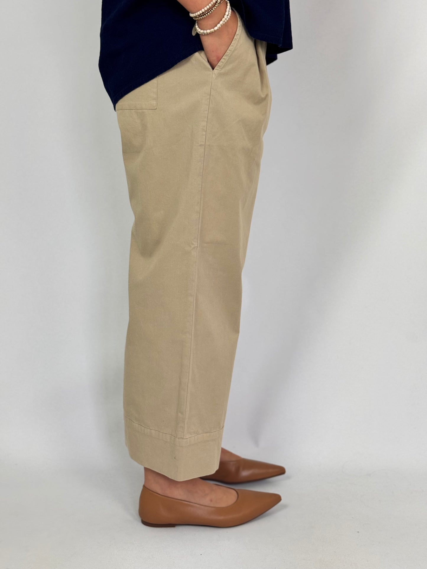 Beatriz Furest Outside Trousers Trench