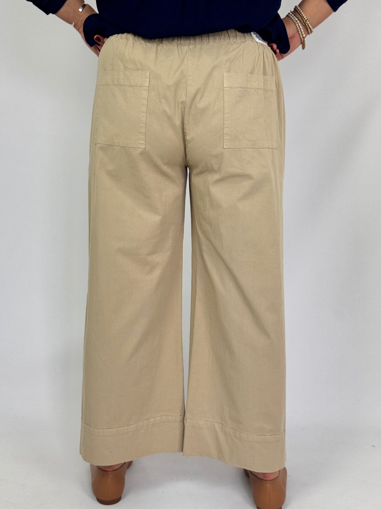 Beatriz Furest Outside Trousers Trench