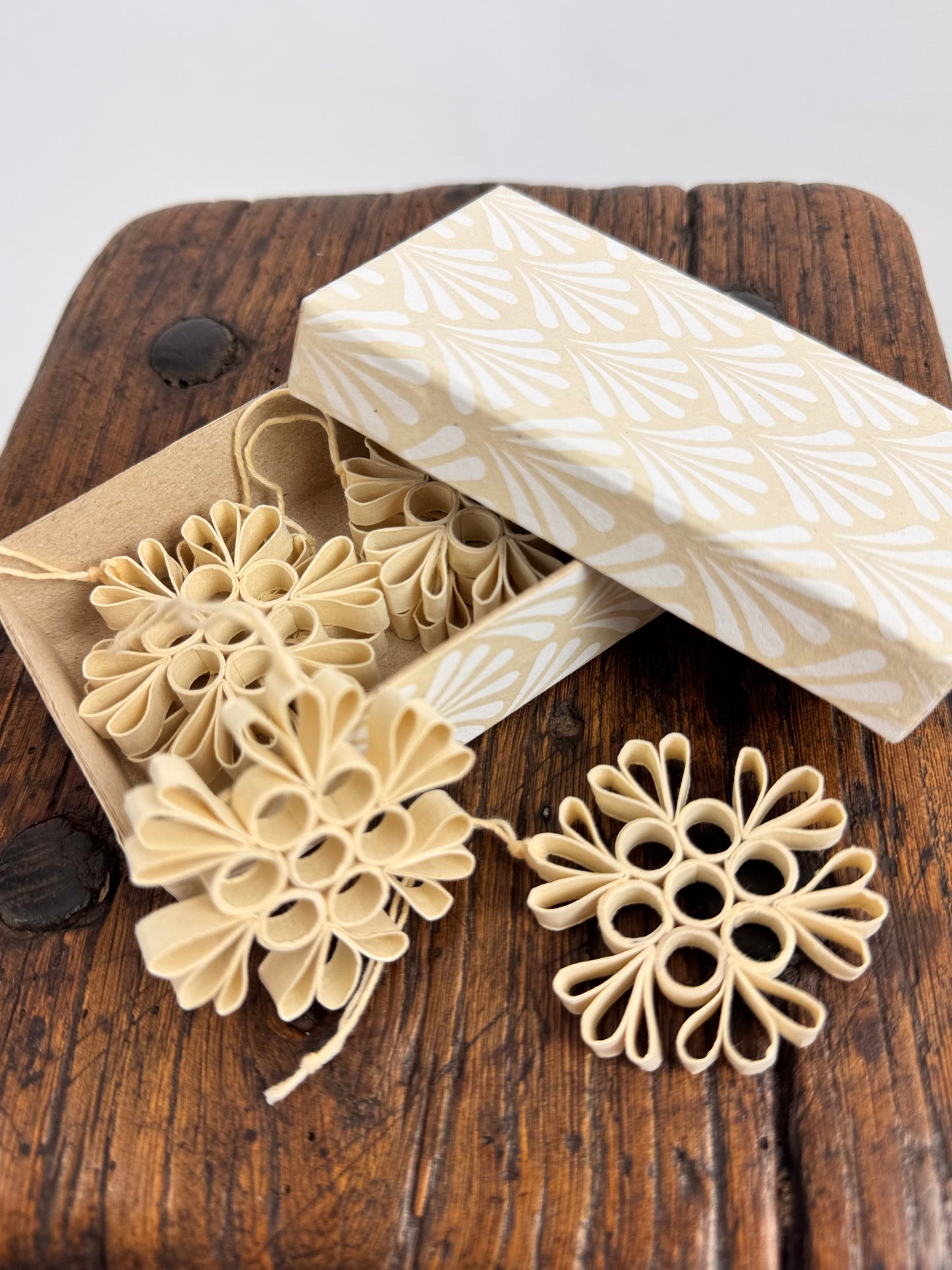 A World of Craft Quilled Snow Decorations 6-p