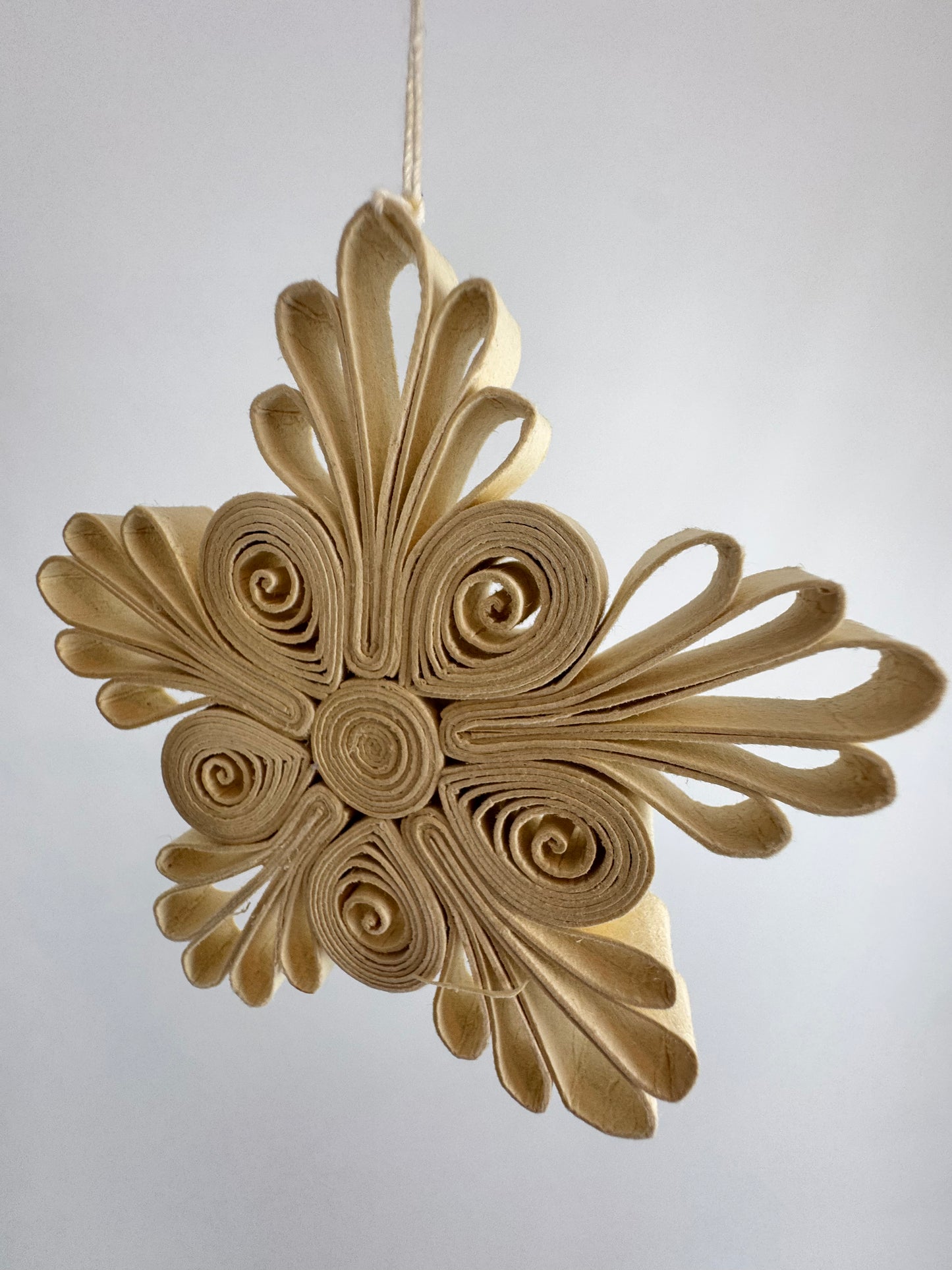 A World of Craft Quilled Snowflake Decorations 2-p White