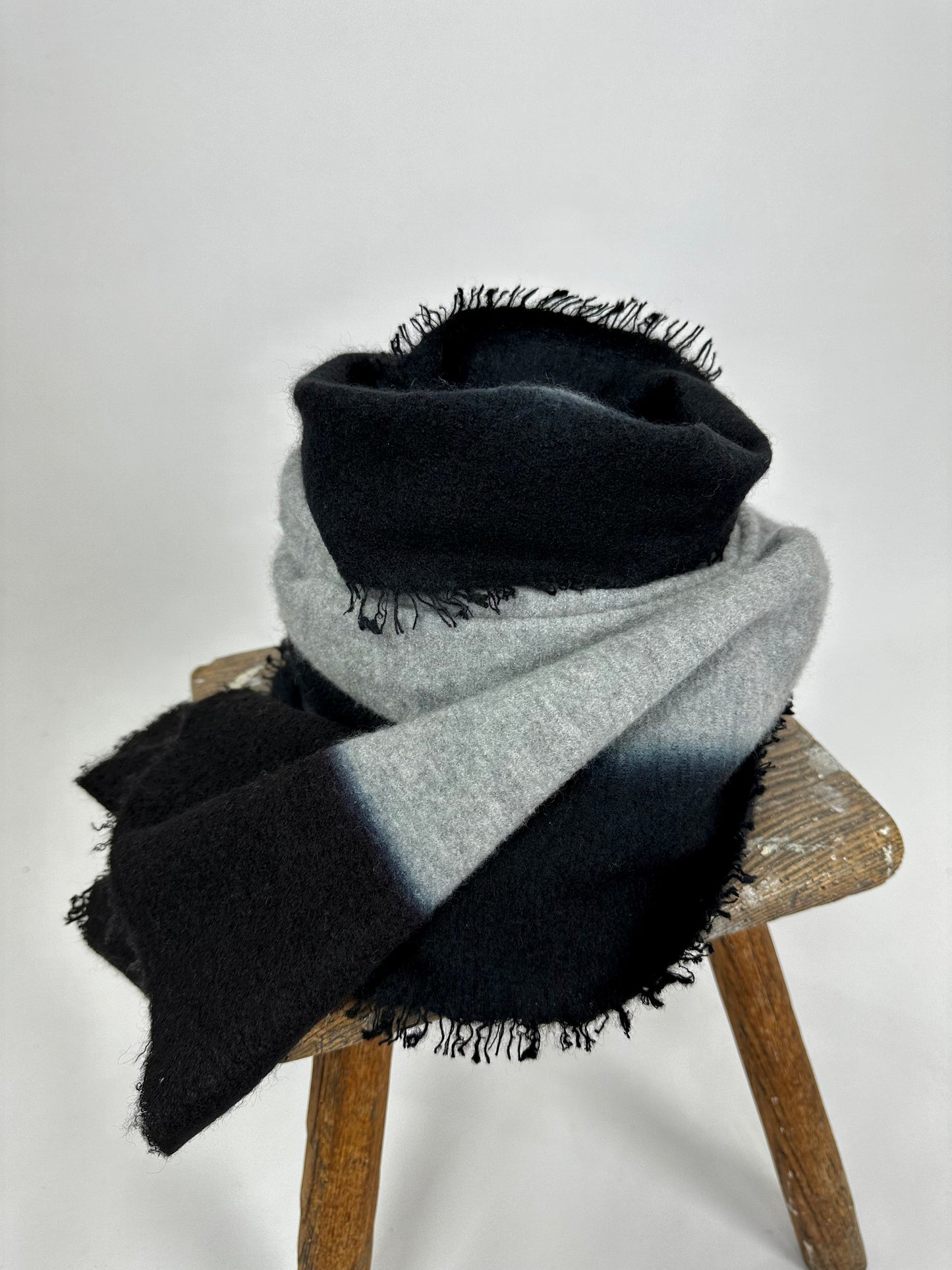 MITS Shawl Plain Dip Dye Husky/Black