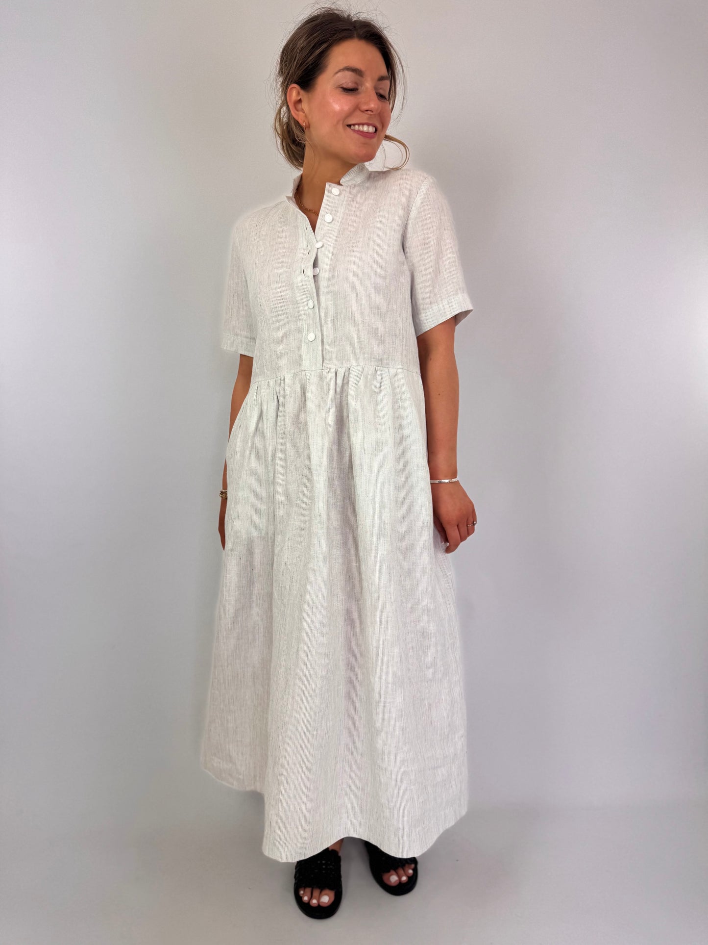 Der Antagonist D16 Dress White Stripe