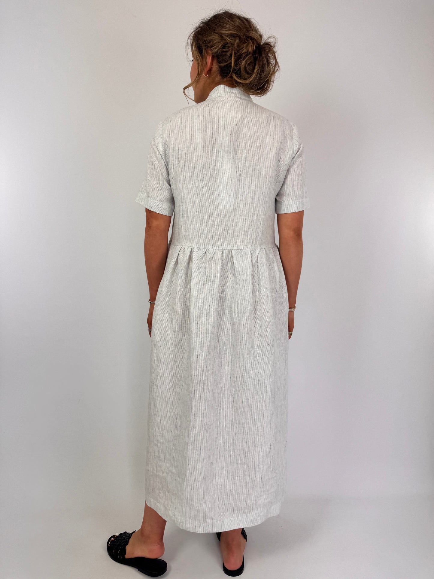 Der Antagonist D16 Dress White Stripe