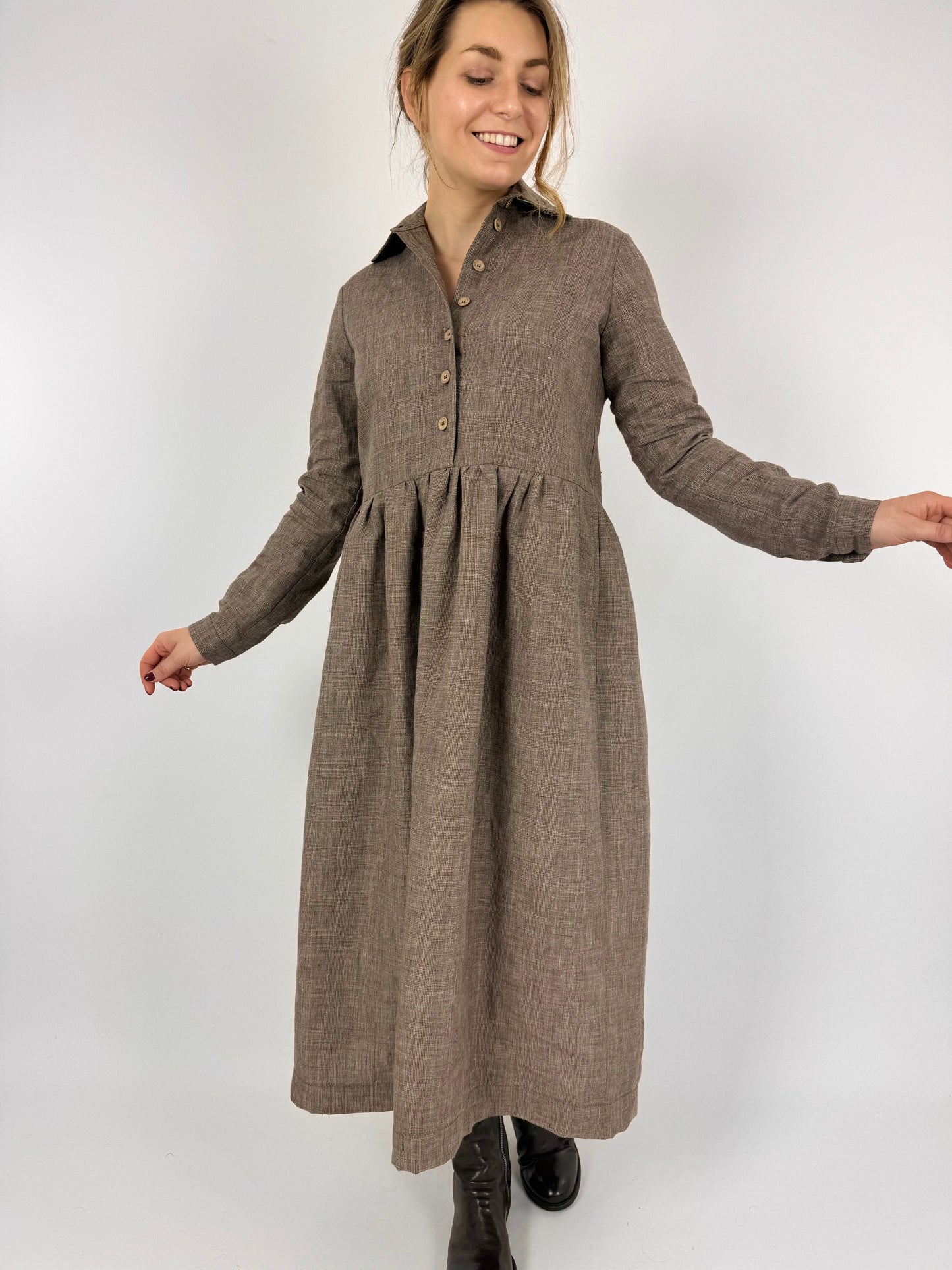 Der Antagonist 8 Embroidered Dress Brown Check