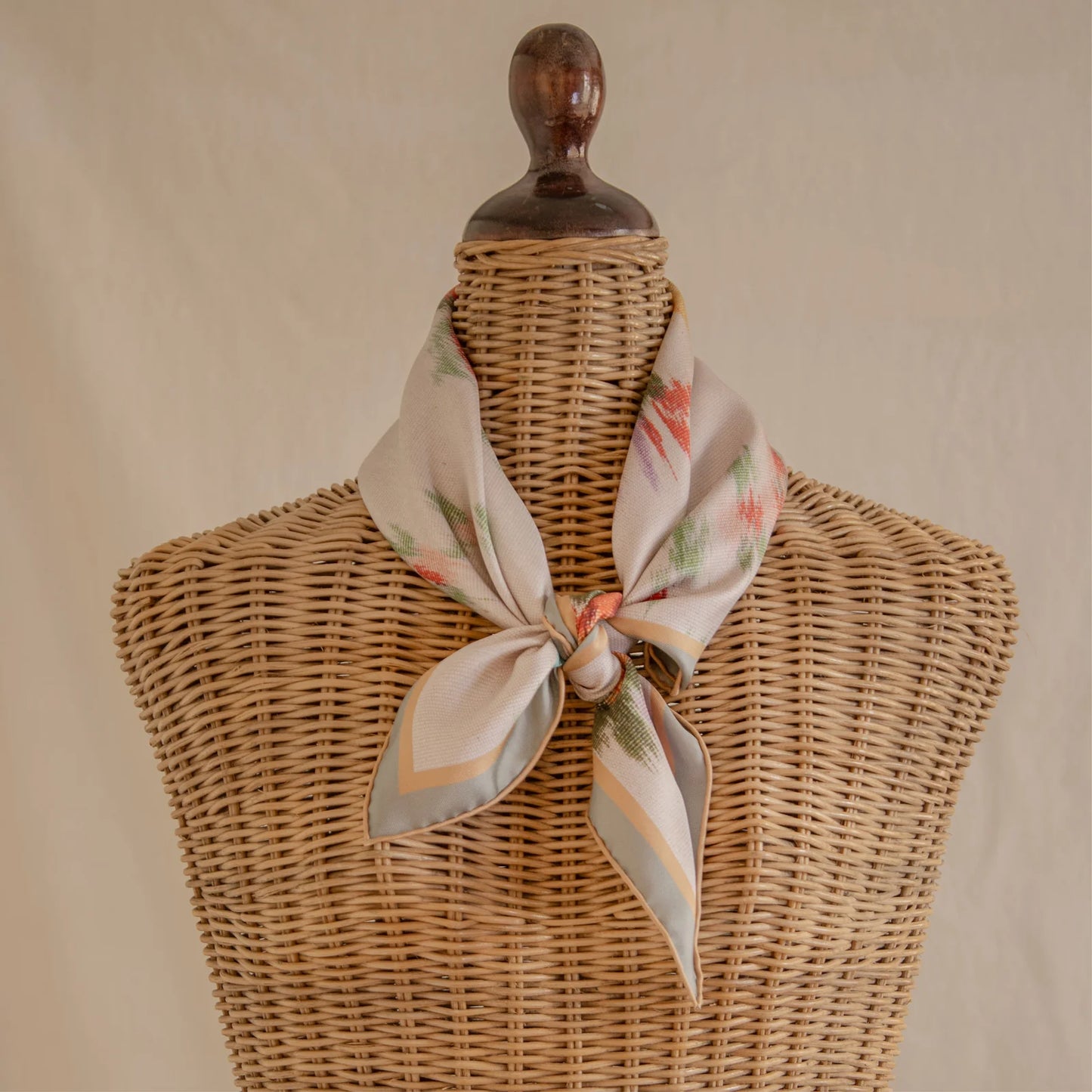 Tapis Noir Small Classical White Flower Scarf