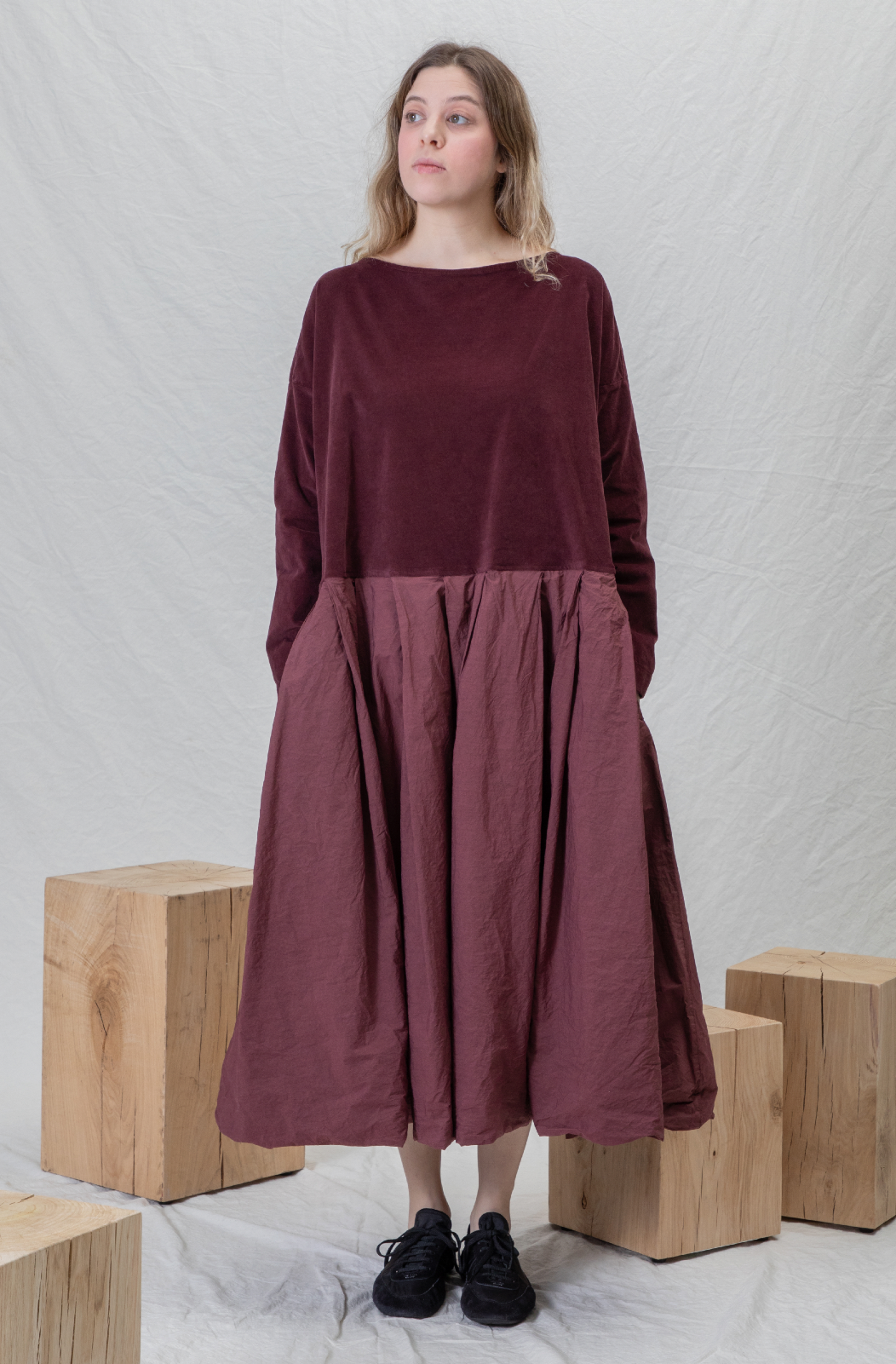 Album Di Famiglia V/TC Boatneck Pleat Dress Wine PRE-ORDER