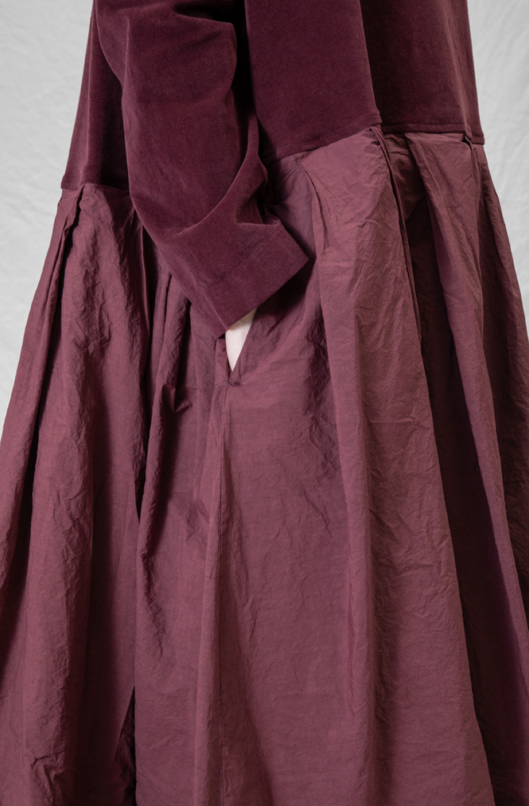 Album Di Famiglia V/TC Boatneck Pleat Dress Wine PRE-ORDER