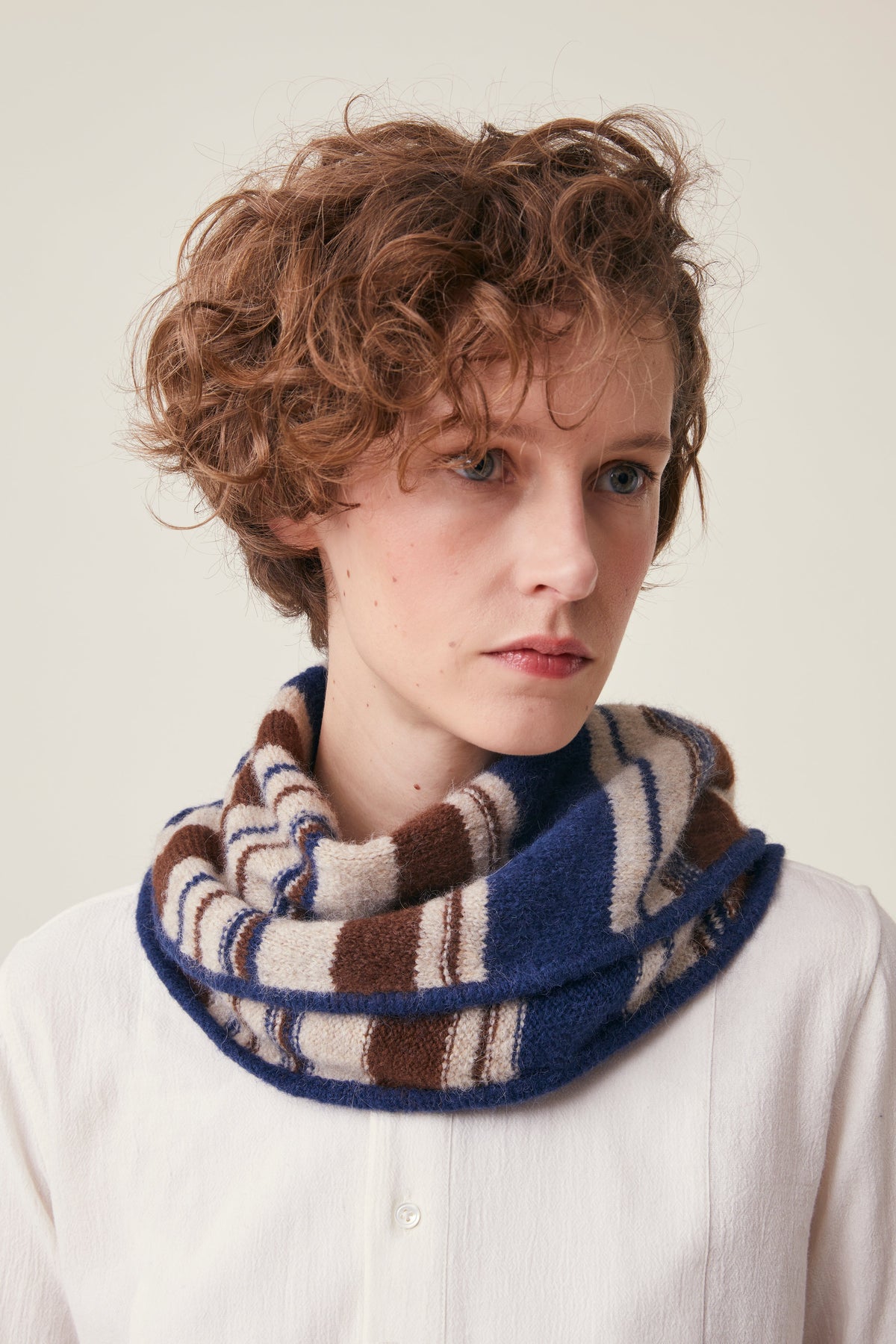 Mois Mont Elly Scarf Joker Comedia