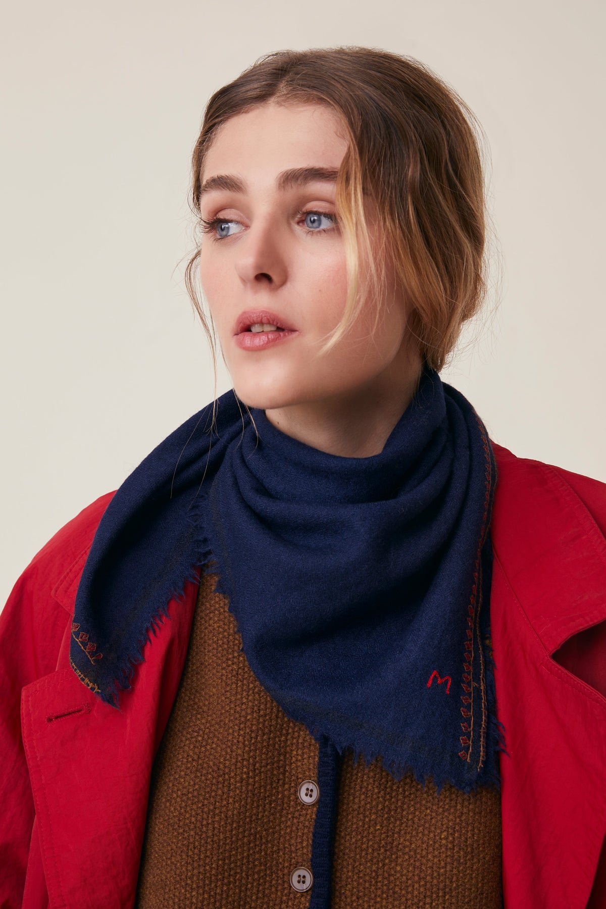 Mois Mont Idol Scarf Embroidered Comedia