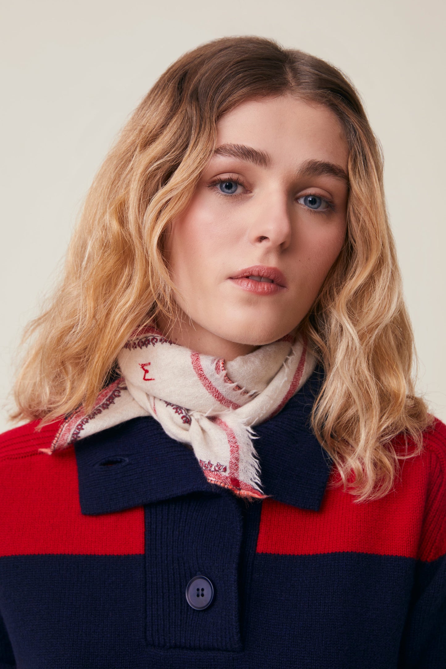 Mois Mont Idol Scarf Embroidered Cord
