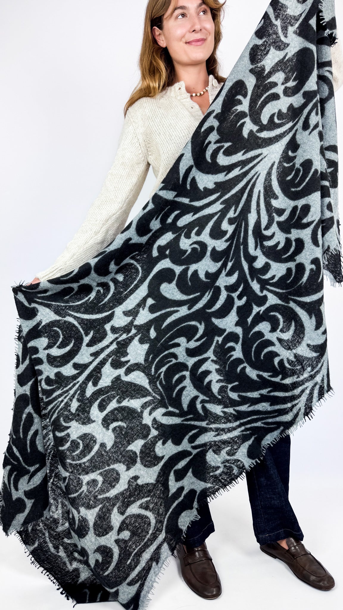 Mirror In The Sky A350 Shawl Flower Grey/Black