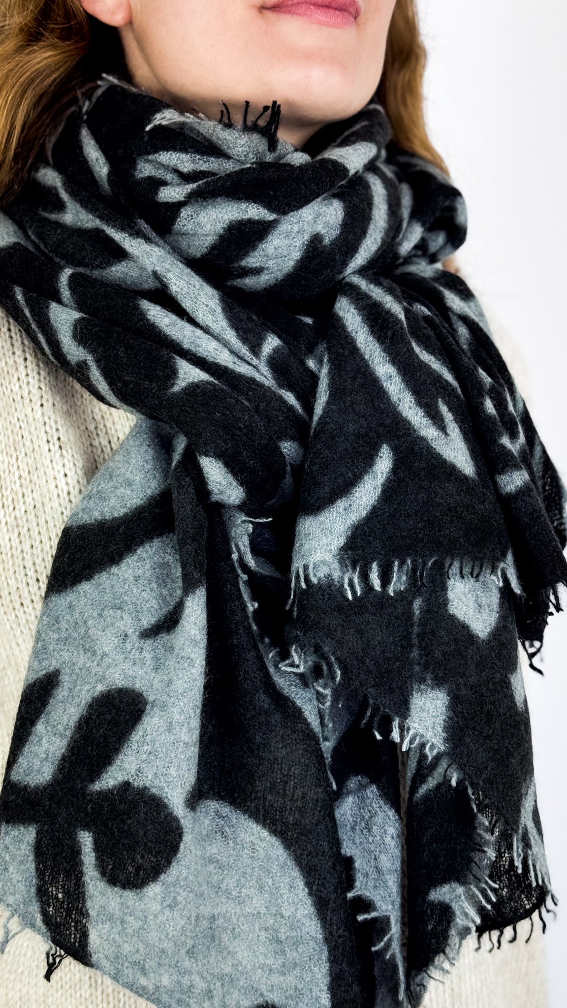 Mirror In The Sky A350 Shawl Flower Grey/Black