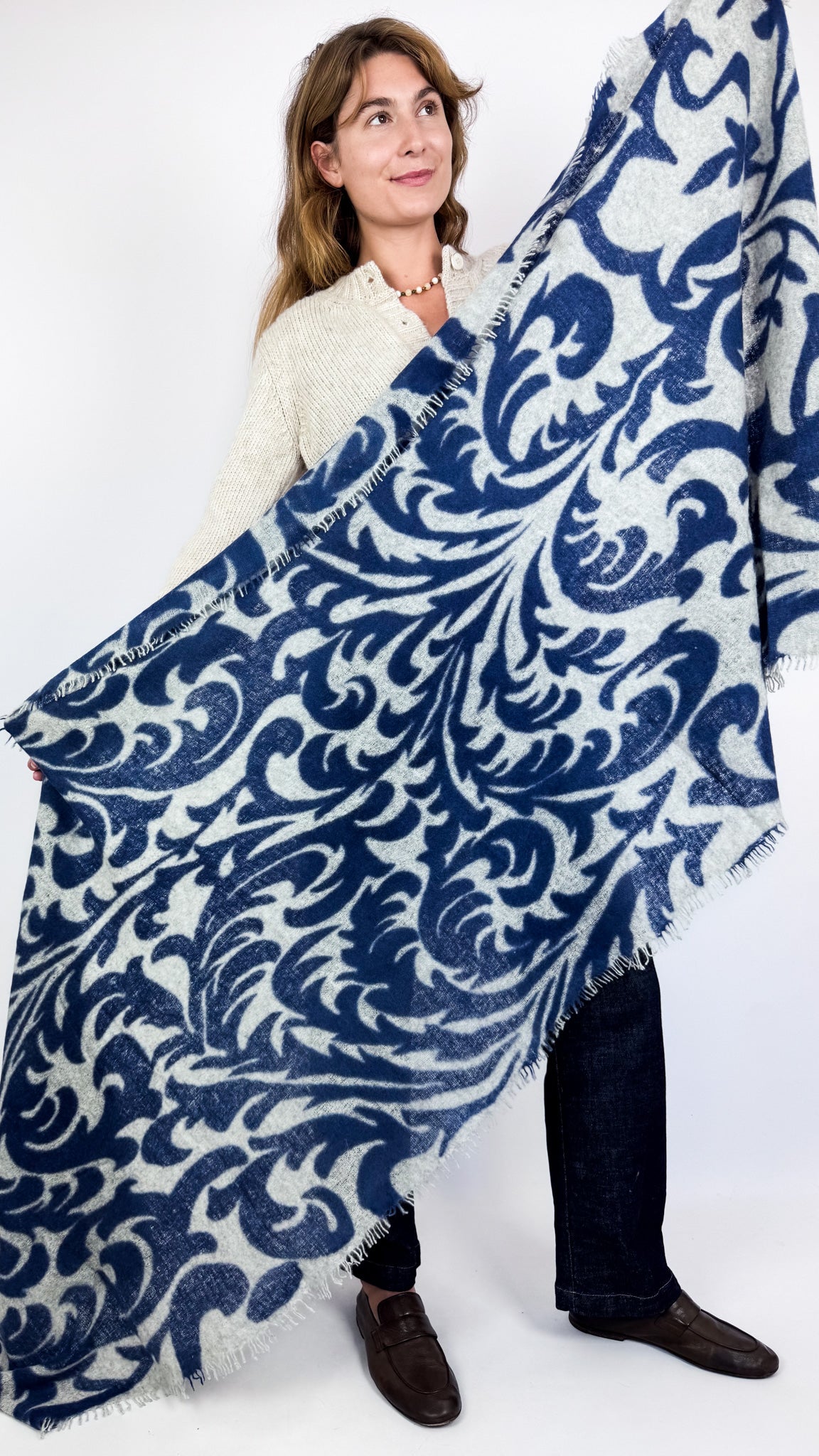 Mirror In The Sky A350 Shawl Flower Grey/Lust