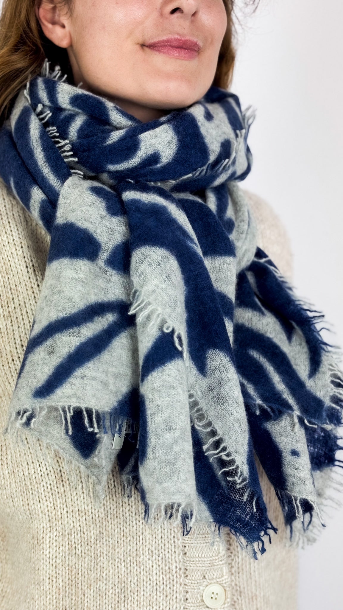 Mirror In The Sky A350 Shawl Flower Grey/Lust