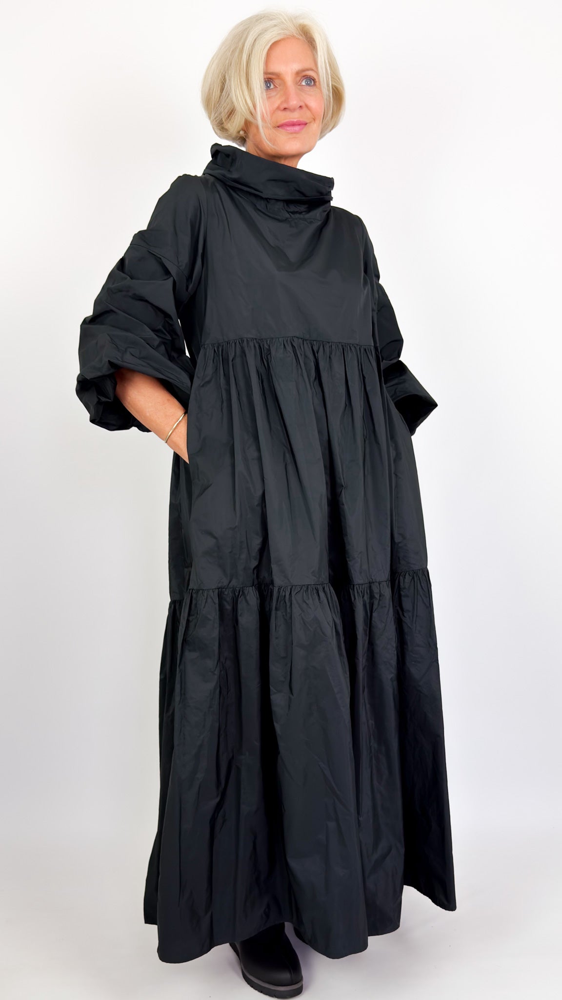 Neirami 320 Dress Black