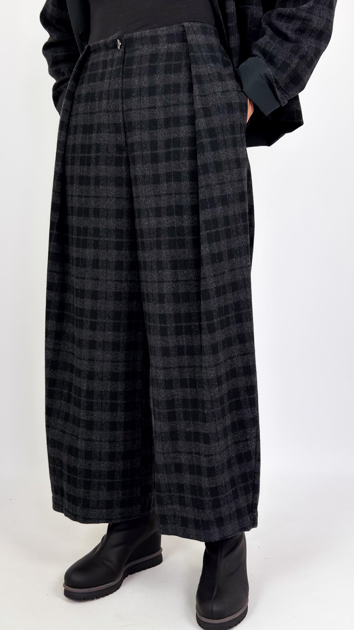 Neirami 316 Trousers Black