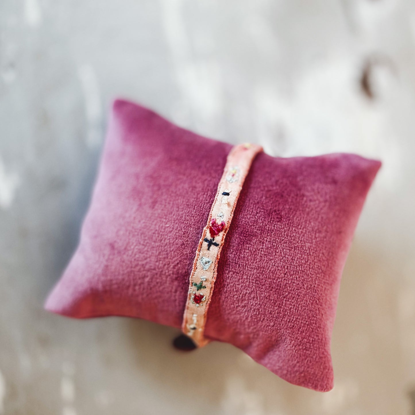 Antomoon Embroidered Silk Bracelet No.19